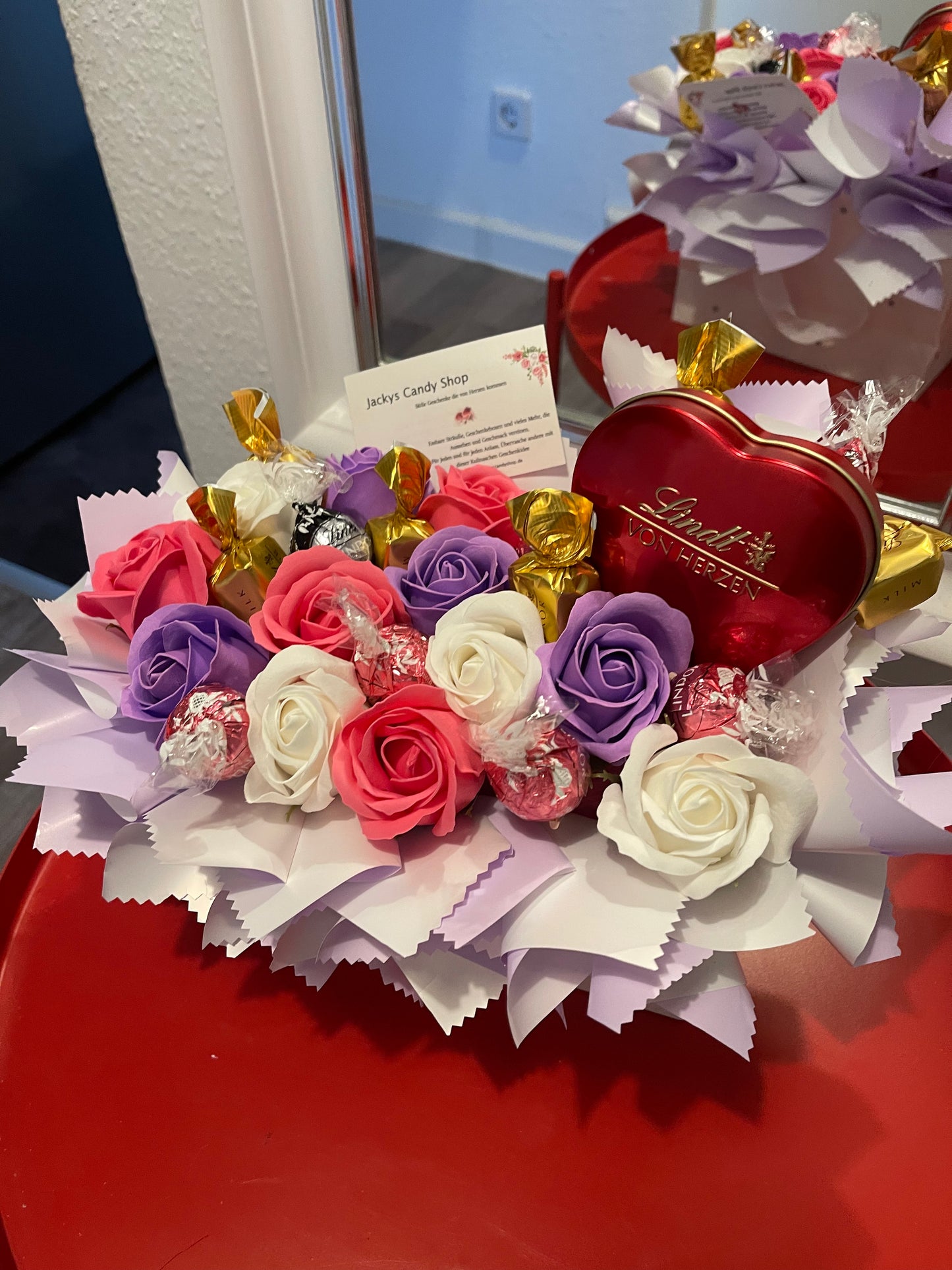 Rosige Überraschung gefüllt mit Lindtkugel