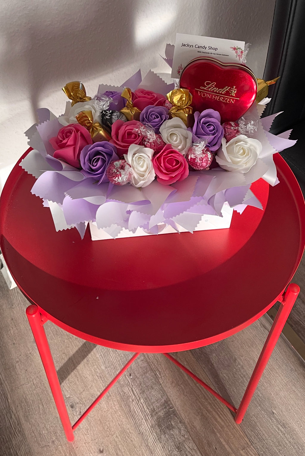 Rosige Überraschung gefüllt mit Lindtkugel