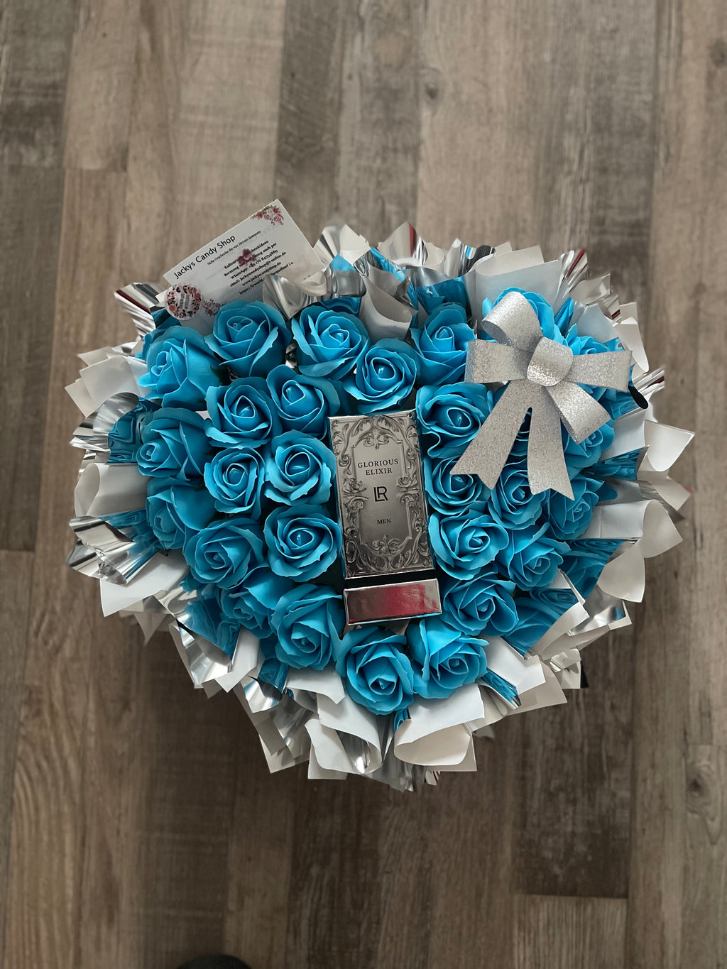 Purer Luxus in einem Flacon umgeben von duftenden Seifenrosen