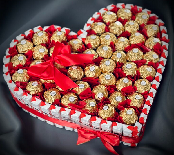 Herz mit Kinder Schokolade und Ferrero Rocher-Kugeln
