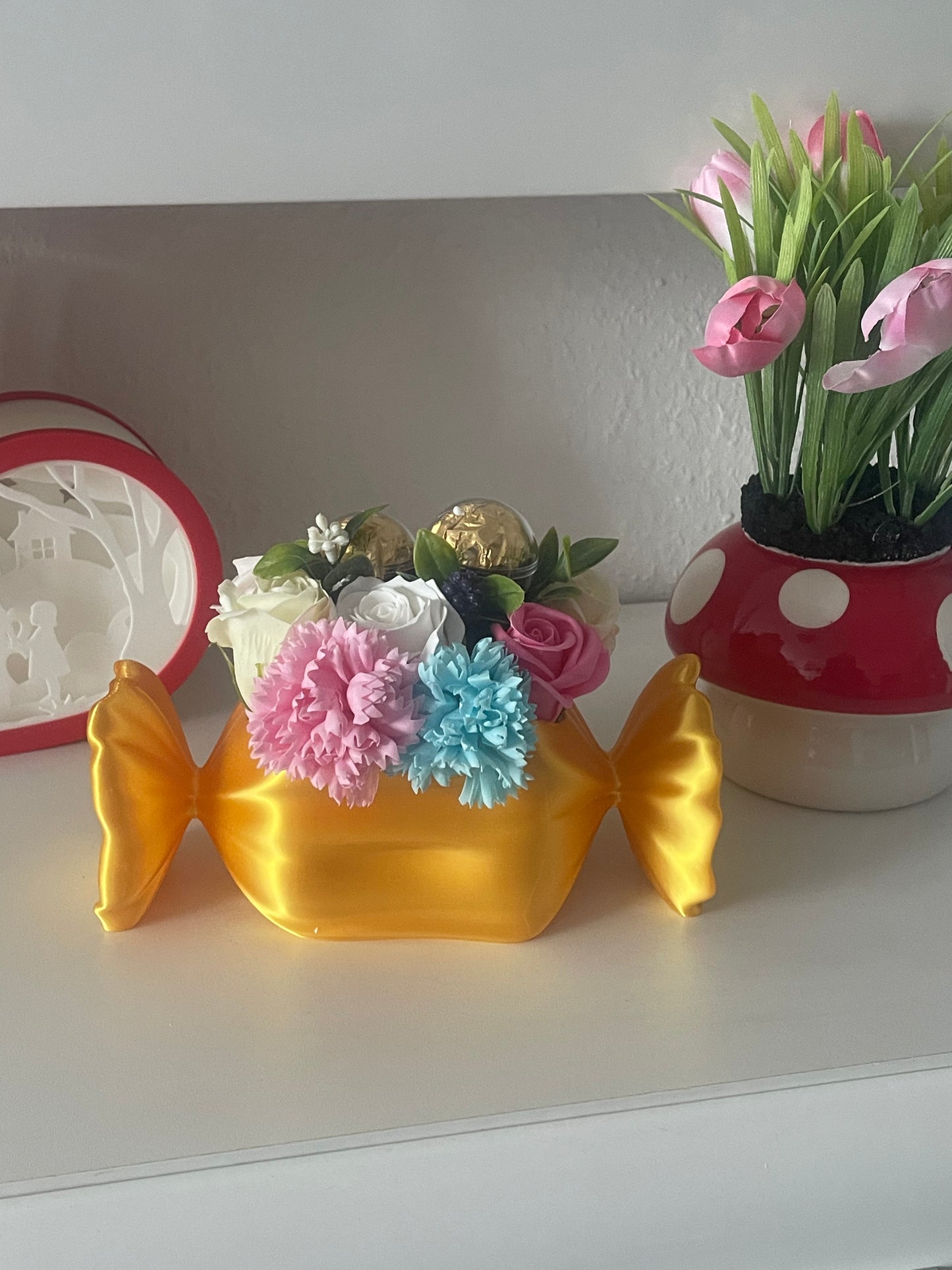Goldene Bonbon-Dose mit Seifenblumen & Ferrero Rocher