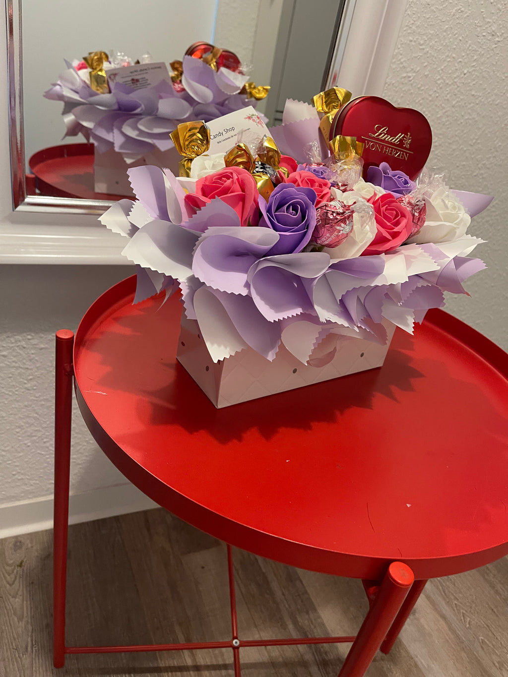 Rosige Überraschung gefüllt mit Lindtkugel