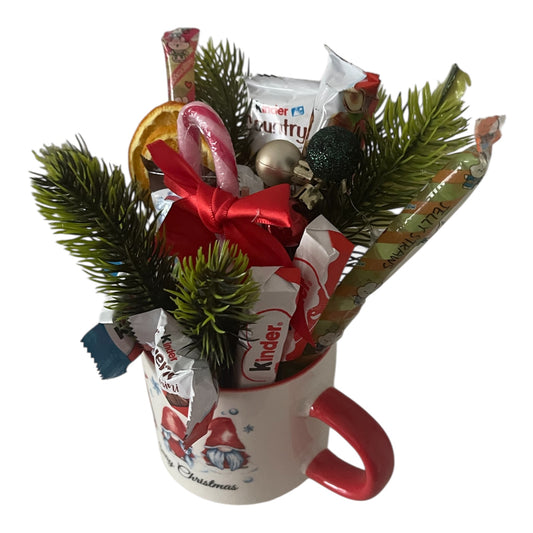 Weihnachtstasse gefüllte mit leckeren Süssigkeiten