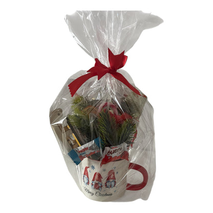 Weihnachtstasse gefüllte mit leckeren Süssigkeiten