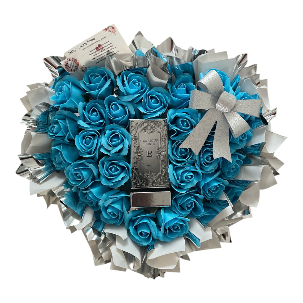 Purer Luxus in einem Flacon umgeben von duftenden Seifenrosen