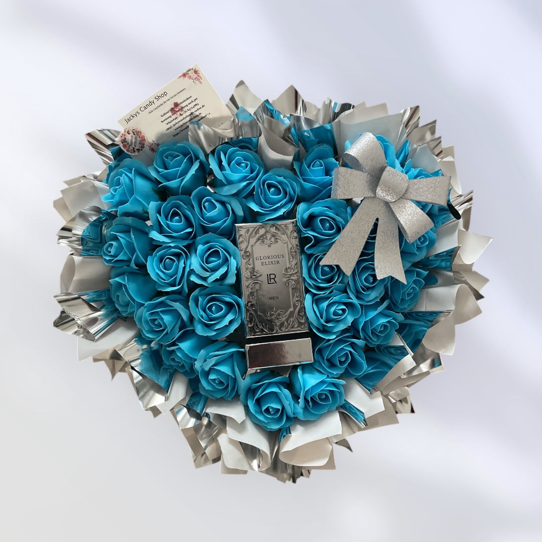 Purer Luxus in einem Flacon umgeben von duftenden Seifenrosen