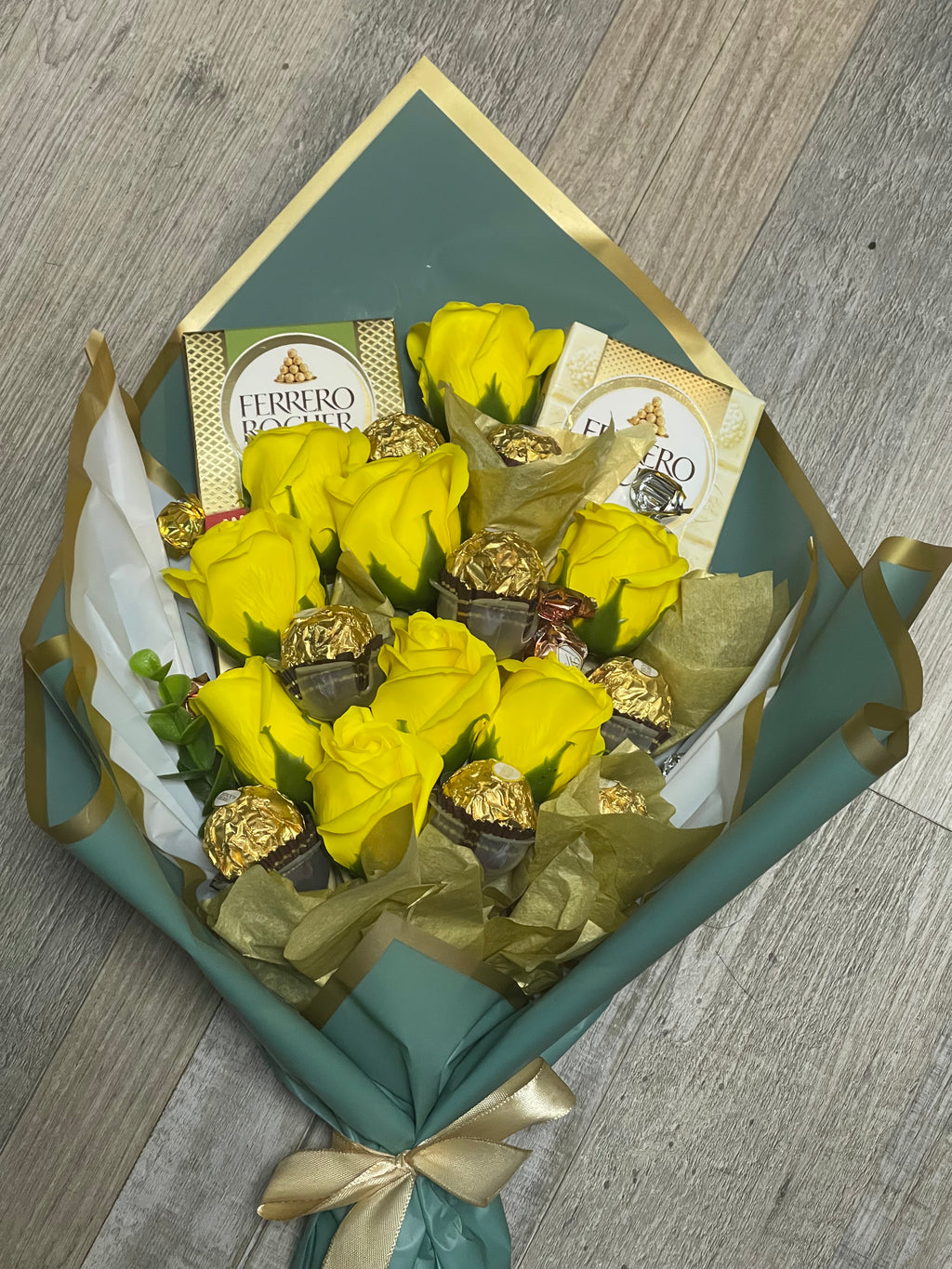 Gelber Rosenstrauss mit Rocher & Lindt Pralienen