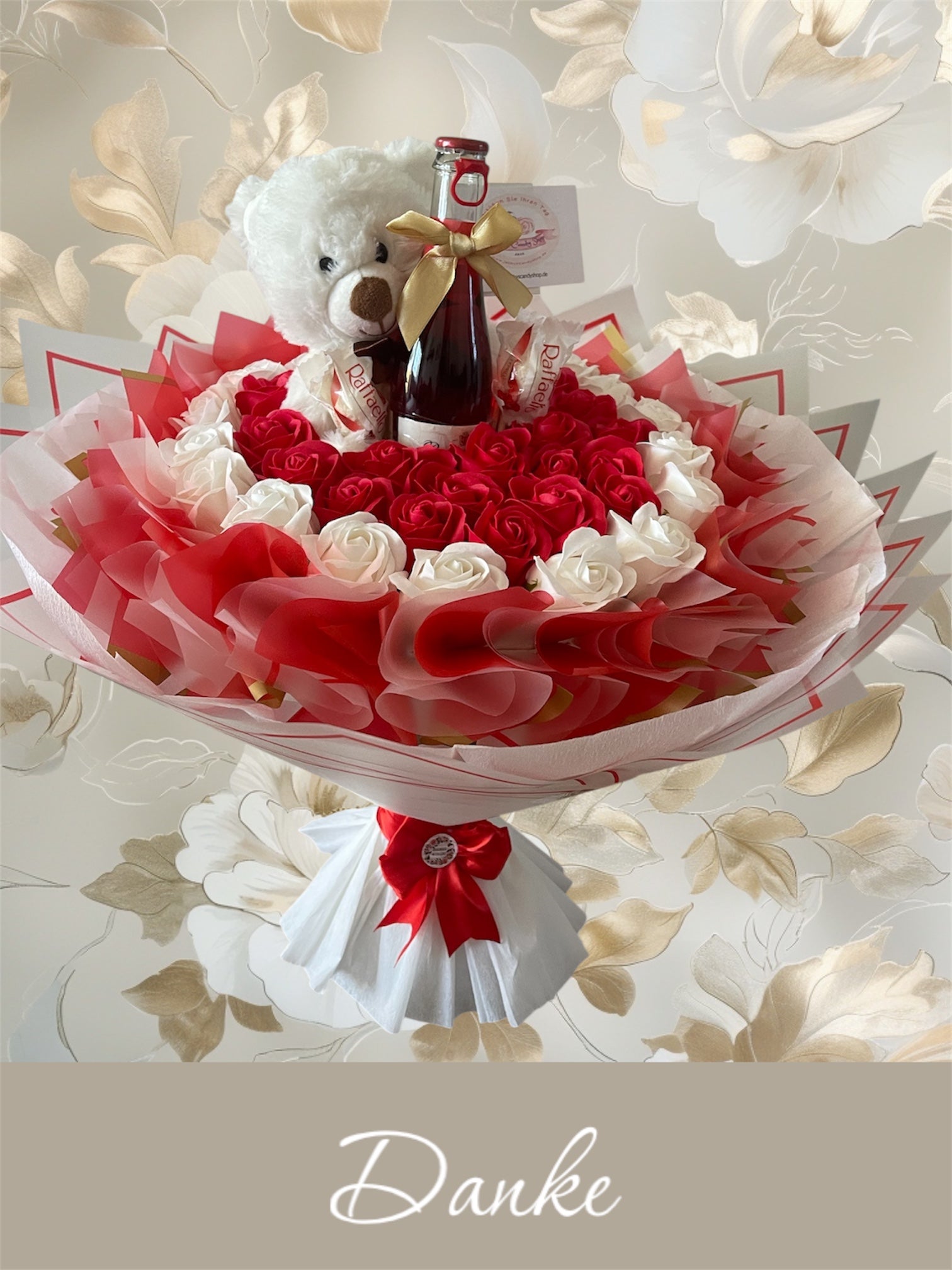 Einzigartiger Seifenrosenstrauß mit Teddy, Raffaello & alkoholfreiem Sekt – ca. 40 cm Durchmesser